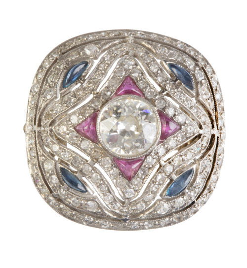 Sortija bombée cuadrangular con brillante central de 0,94 c