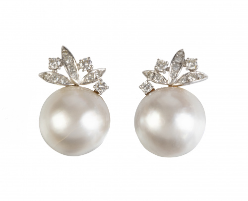 Pendientes de perla mabe adornados con hojas de brillantes 