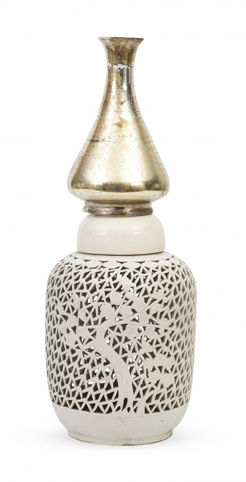 Lámpara de cerámica con remate de cristal azogado decorado 