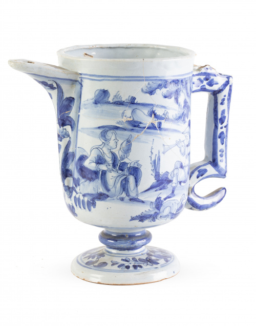 Jarra de pico de cerámica esmaltada en azul de cobalto, con