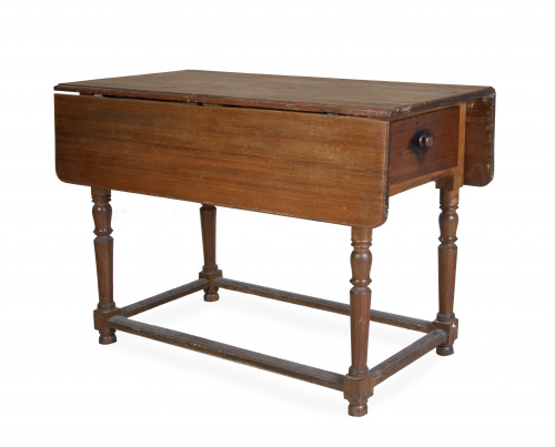 Mesa de alas de madera de pino tallada.España, S. XIX.