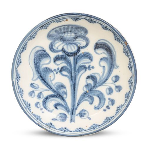 Plato de cerámica esmaltada en azul cobalto de la serie “Ro