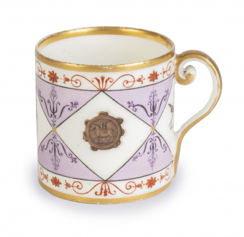 Taza de porcelana de pasta dura esmaltada en malva, rojo y 