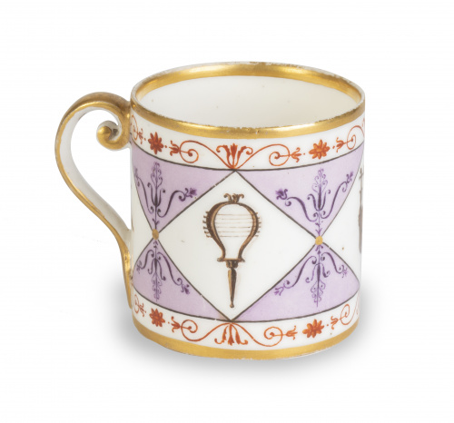 Taza de porcelana de pasta dura esmaltada en malva, rojo y 