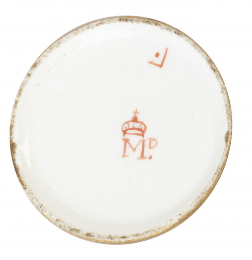 Taza de porcelana de pasta dura esmaltada en malva, rojo y 