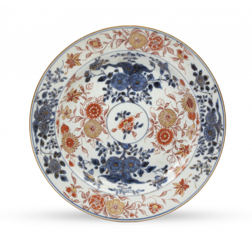 Plato en porcelana china esmaltada y dorada Imari.Con mar