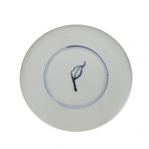 Plato en porcelana china esmaltada y dorada Imari.Con mar