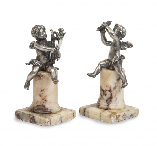 Pareja de putti en plata.Probablemente italianos, S. XVII