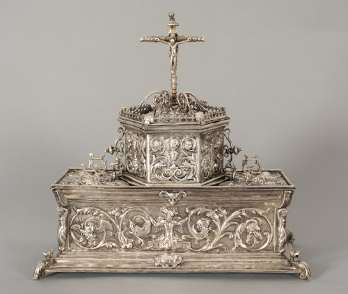 Caja de plata con decoración de estilo manierista y remate 