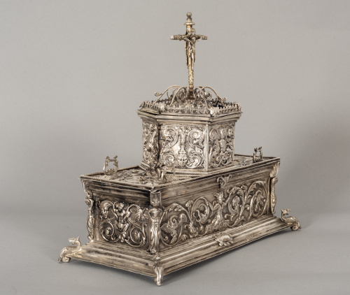 Caja de plata con decoración de estilo manierista y remate 