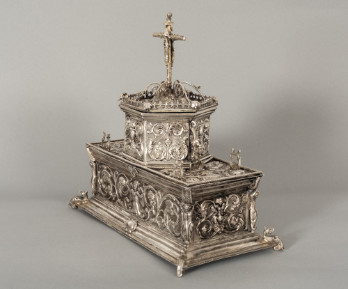 Caja de plata con decoración de estilo manierista y remate 
