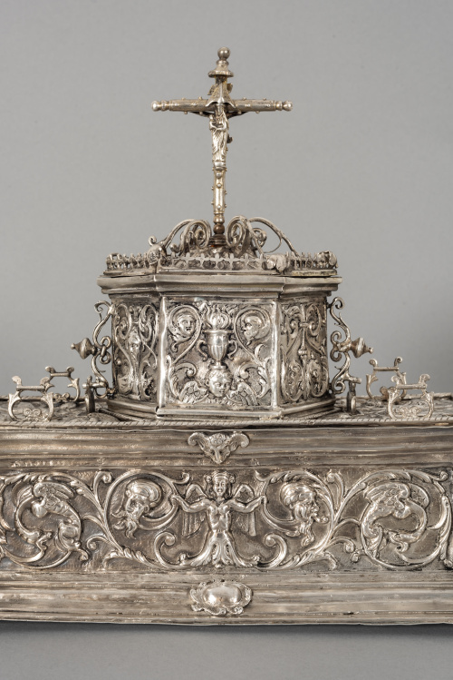 Caja de plata con decoración de estilo manierista y remate 