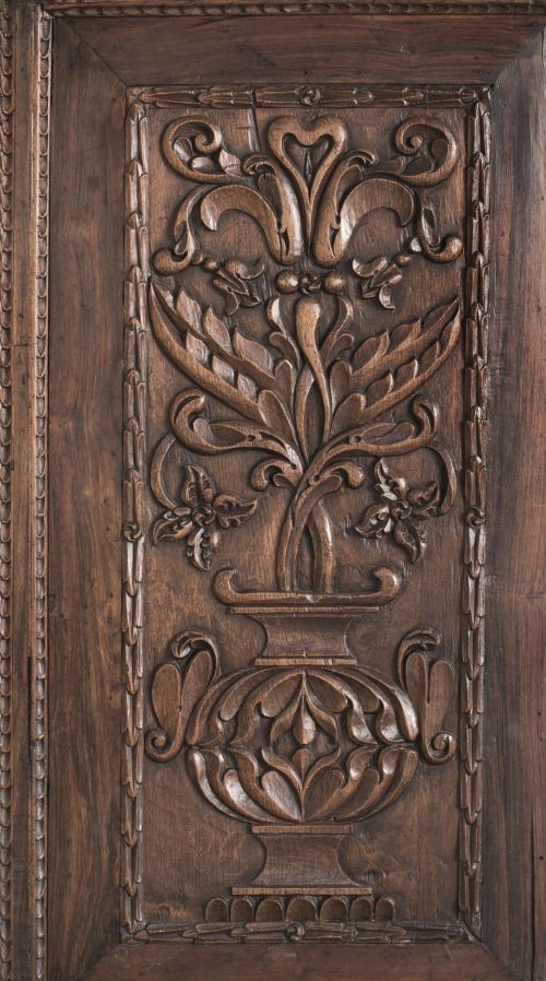 Armario expositor en cedro tallado. Misiones Franciscanas