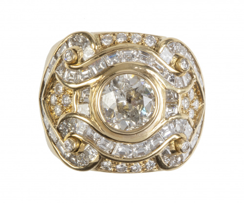 Sortija ancha con brillante central de 2 ct rodeada por var