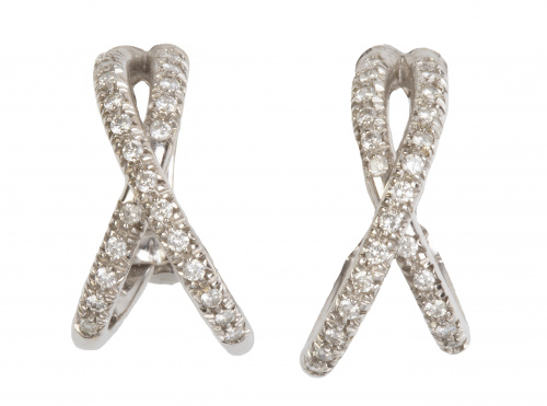 Pendientes con diseño en aspa de brillantes con perfil de c