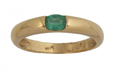Sortija con esmeralda oval de 0,15 ct aprox en engaste invi
