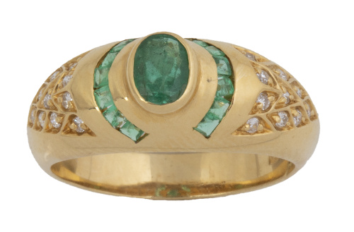 Sortija con esmeralda oval flanqueada por arcos de esmerald