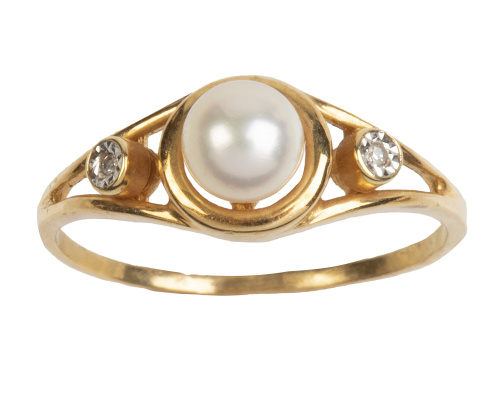 Sortija con perla central flanqueada por dos brillantes