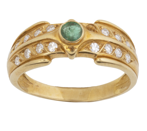 Sortija con esmeralda circular, y dos líneas de brillantes 