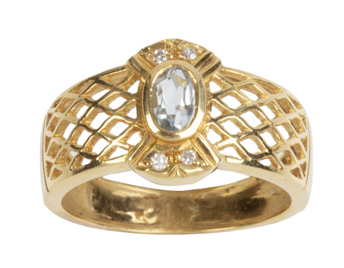 Sortija con topacio azul oval entre parejas de brillantes c