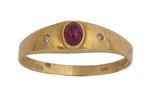 Sortija portuguesa de pp. S. XX con cabuchón de rubí flanqu