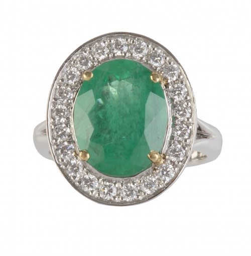Sortija con esmeralda oval de 4,5 ct aprox orlada de brilla