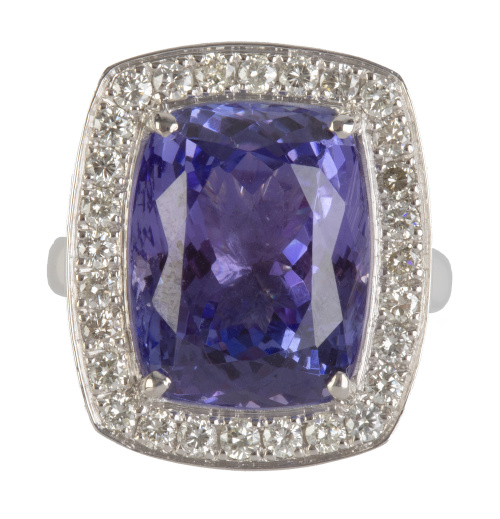 Sortija con tanzanita talla cojín de 14, 29 ct orlada por m