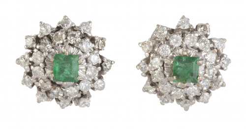 Pendientes flor con esmeralda rectangular rodeada por doble