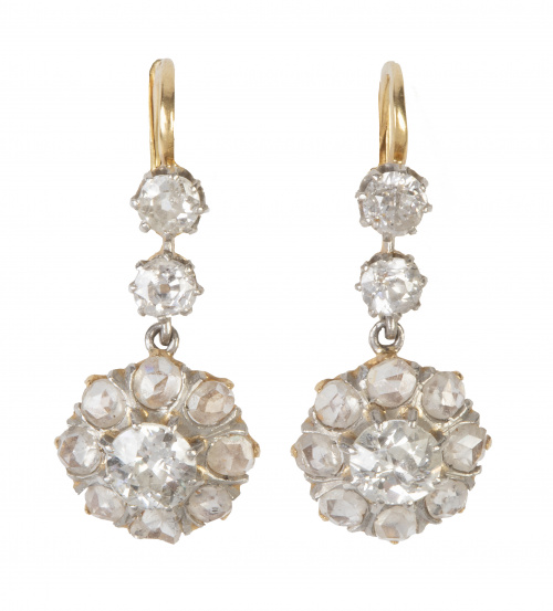 Pendientes largos de pp. S. XX con rosetón de diamantes y b
