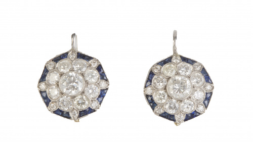 Pendientes rosetón de brillantes con marco exterior de zafi