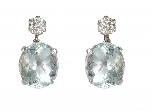 Pendientes con aguamarina de talla oval que pende de brilla