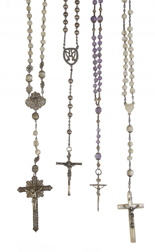 Lote de cuatro rosarios de pp. S. XX en plata y plata verme