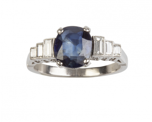 Sortija con zafiro central de 1,90 ct y tríos de diamantes 