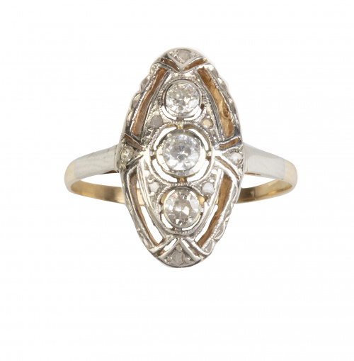 Sortija lanzadera oval Art-Decó con tres brillantes en chat