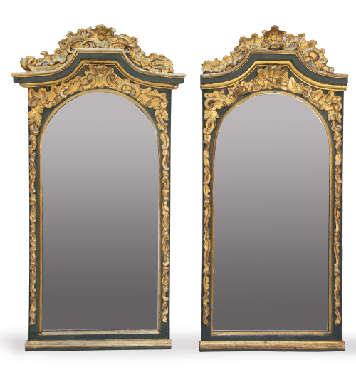 Pareja de espejos en madera tallada, policromada y dorada.