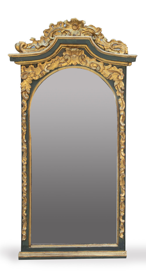 Espejo en madera tallada, policromada y dorada.Trabajo es