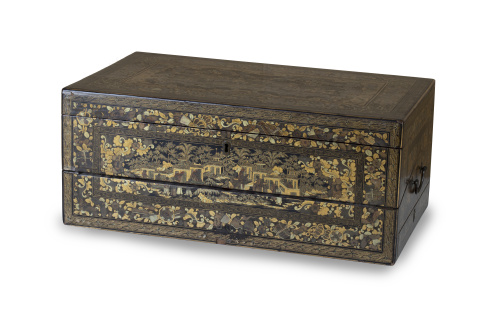 Caja escritorio de viaje de madera lacada y dorada.Trabaj