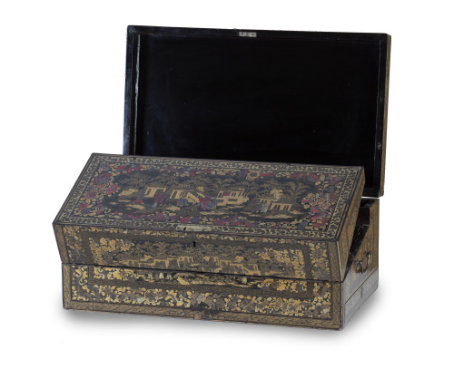 Caja escritorio de viaje de madera lacada y dorada.Trabaj