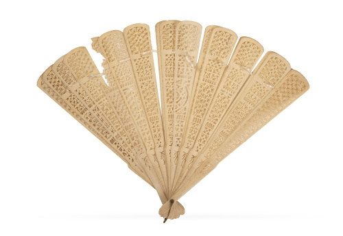 Abanico brisé en hueso calado.China, ff. del S. XIX.