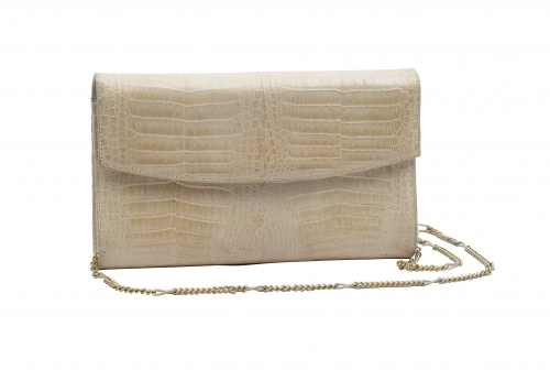 Bolso piel de cocodrilo color beige tipo clutch, con cadena 
