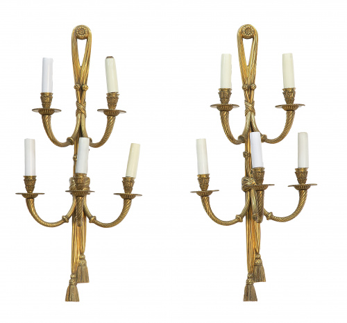 Pareja de dos apliques de cinco luces de bronce dorado, rem