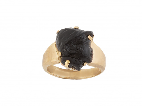 Sortija  con perfil de jockey tallado en piedra negra en mo