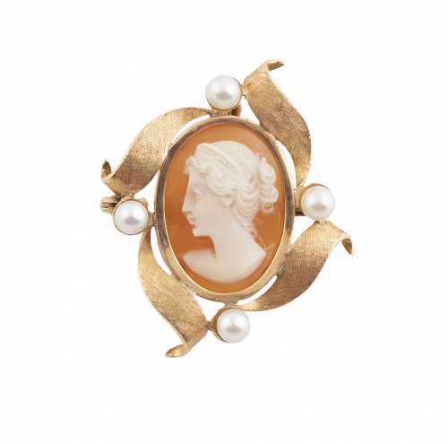 Broche camafeo con busto de dama tallado en concha bicolor 