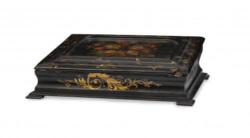 Escritorio de papier maché, dorado e incrustaciones de madr