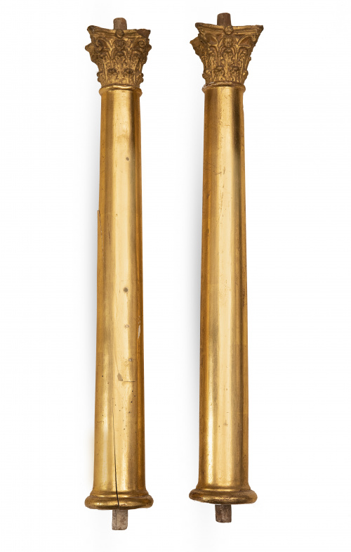 Pareja de columnas de orden corintio en madera tallada y do