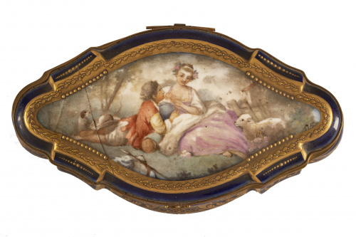 Caja de porcelana esmaltada con escena galante a la manera 