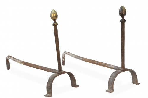 Pareja de morillos de hierro, rematados por una piña.S. X
