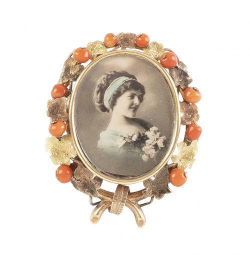 Broche portafotos de pp. S. XX  con fotografias y marco de 