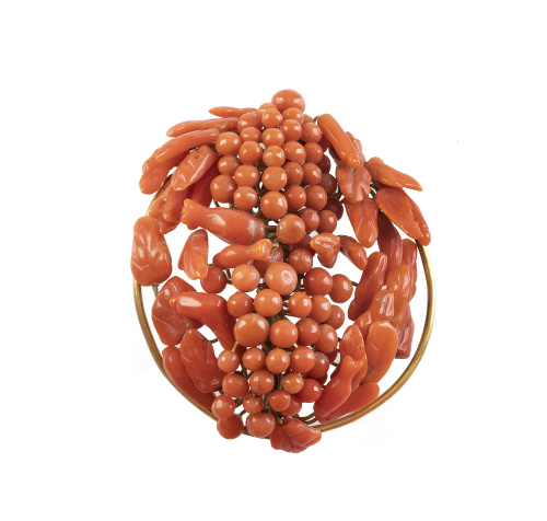 Broche de coral S. XIX con diseño de cesto de frutos y hoja