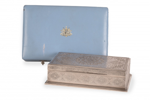 Caja con alma de madera recubierta de plata grabada. Ley 84